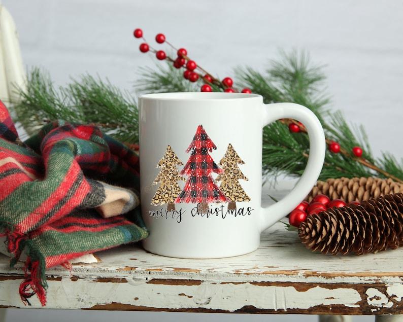 Taza de café navideña con diseño de trío de árboles de Navidad, 11 oz o 15 oz.